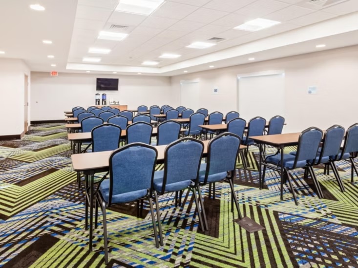 Spacious Meeting Room